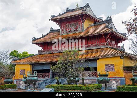 Pavillon der Pracht / Hiển Lâm các in der Kaiserstadt befindet sich in der Zitadelle von Hue, Thừa Thiên-Huế Provinz, Zentralvietnam Stockfoto