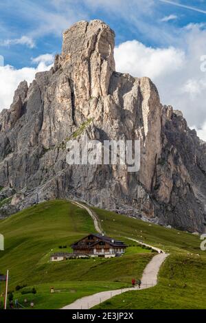 Der Giau Pass (italienisch: Passo di Giau) (ladinisch: Jof de Giau) (el. 2236 m) ist ein Hochgebirgspass in den Dolomiten in der Provinz Belluno in Italien Stockfoto