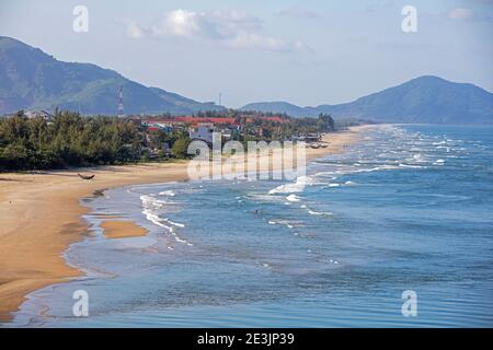 Lăng Cô / lang Co Strand entlang der Nationalstraße 1 in der Nähe von Hai Van Pass, Bezirk Phu Loc, Provinz Thừa Thiên-Huế, Zentralvietnam Stockfoto