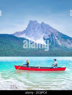 Emerald Lake, Yoho National Park in Kanada, Emerald Lake und Tea House, in der Nähe Feld, British Columbia, Yoho National Park, Kanada Mount Burgess kann in das Wasser reflektiert gesehen werden. Paar Kajak See Stockfoto