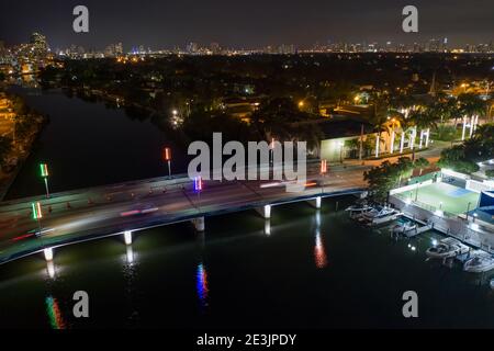 Nachtfoto Miami Beach 41st Street Bridge Neonlichter über Indian Creek Waterway Stockfoto