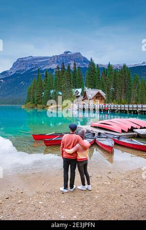 Emerald Lake, Yoho National Park in Kanada, Emerald Lake und Tea House, in der Nähe Feld, British Columbia, Yoho National Park, Kanada Mount Burgess kann in das Wasser reflektiert gesehen werden. Paar Kajak See Stockfoto