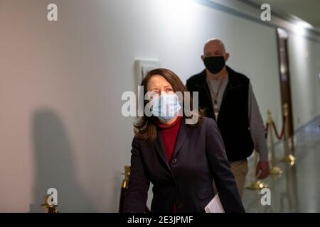 Die Senatorin der Vereinigten Staaten, Maria Cantwell (Demokratin von Washington), kommt zur Anhörung zur Nominierung von Janet L. Yellen, dem designierten Präsidenten Joe Bidens Wahl als Finanzminister, im Dirksen Senate Office Building in Washington, DC, Dienstag, den 19. Januar 2021. Kredit: Rod Lamkey / CNP /MediaPunch Stockfoto