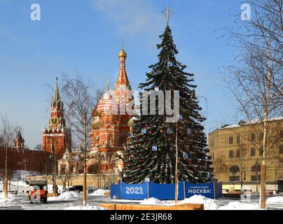 Weihnachtsbaum im Hintergrund der Basilius Kathedrale und Kremls Spasskaya Turm. Moskau Stockfoto