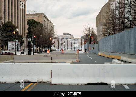 Washington DC, USA - 17. Januar 2021: Desolate Straßenszene in Washington DC, als Tore zur Blockierung des Capitol Building in Vorbereitung auf Pre errichtet werden Stockfoto