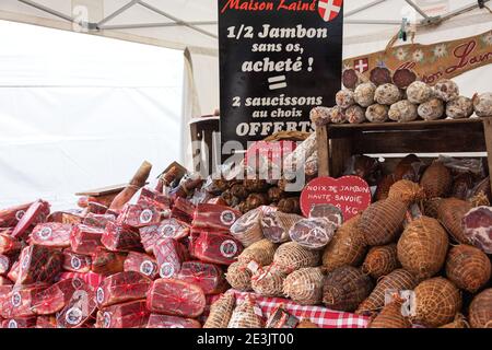 BOURG-SAINT-MAURICE, FRANKREICH - 19. AUGUST 2018: Köstlicher Schinken und verschiedene Würste auf der Ausstellung der lokalen Metzgerei Maison Laine Stand in traditionellen Agricic Stockfoto