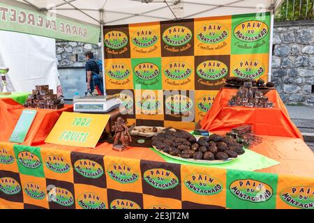 BOURG-SAINT-MAURICE, FRANKREICH - 19. AUGUST 2018: Gesunde Energieriegel (aus trockenen Früchten, Nüssen, etc. Von Pain du Montagnard company) Stall in traditional Stockfoto