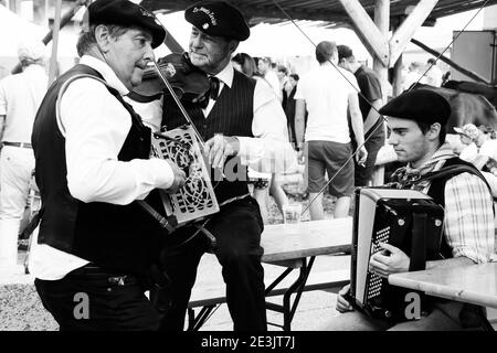 BOURG-SAINT-MAURICE, FRANKREICH - 19. AUGUST 2018: Musiker spielen Akkordeon und Violine während des traditionellen Agrar- und Bergmarktes in Savoie Stockfoto