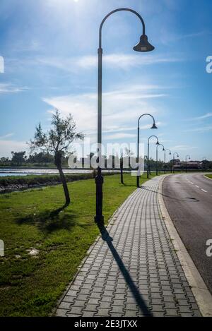 Reihe von Straßenlampen, Nin, eine Stadt in der Gespanschaft Zadar, Dalmatien, Kroatien Stockfoto