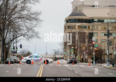 Washington DC Polizeiauto blockiert eine Straße in Vorbereitung Die Amtseinführung des Präsidenten ist für den 20. Januar geplant Stockfoto