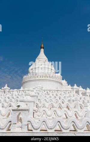 Weiße Hsinbyume-Pagode gegen klaren blauen Himmel, Mingun, Mandalay, Sagaing Township, Sagaing District, Sagaing Region, Myanmar Stockfoto