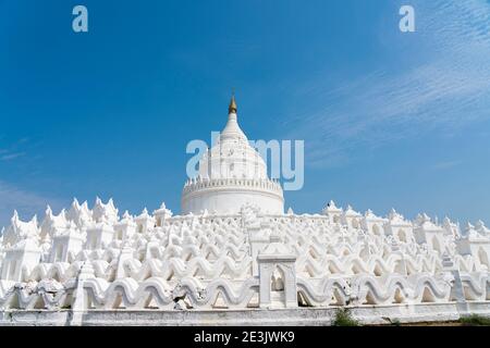 Weiße Hsinbyume-Pagode gegen klaren blauen Himmel, Mingun, Mandalay, Sagaing Township, Sagaing District, Sagaing Region, Myanmar Stockfoto