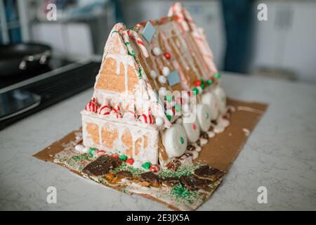 Fertig Lebkuchenhaus chaotisch auf Küchentisch Stockfoto