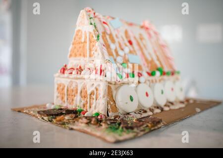 Fertiges Lebkuchenhaus auf Küchentheke Stockfoto