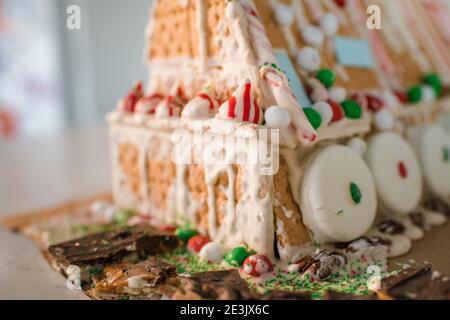 Lebkuchenhaus aus der Nähe mit Süßigkeiten und Glasur Stockfoto