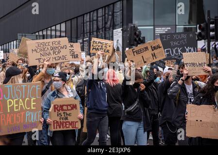 Plymouth, Großbritannien. Juni 2020. Rund 1000 Menschen schlossen sich bei Black Lives Matter Protest zusammen. Wir starteten von Jigsaw Park zur Charles Cross Polizeistation Stockfoto