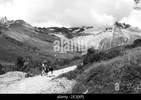 Familie mit Kleinkind im Sommer in den französischen Alpen wandern. Der Aiguille des Glaciers, Berg im Mont Blanc Massiv. Historisches Foto in Schwarzweiß Stockfoto