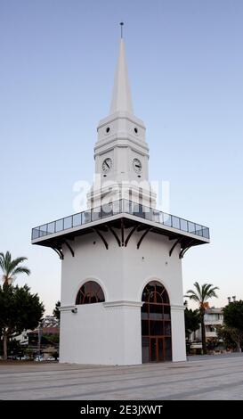 Uhrturm auf dem Stadtplatz im Zentrum von Kemer, Provinz Antalya, Türkei Stockfoto