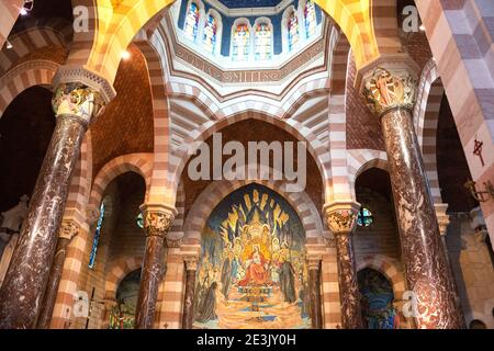 PARAY-LE-MONIAL, FRANKREICH - 25. AUGUST 2018: Kapelle des Hl. Claude de la Colombiere (1992 von Papst Johannes Paul II. Heiliggesprochen), erbaut 1929. Innen Stockfoto