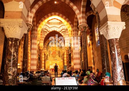 PARAY-LE-MONIAL, FRANKREICH - 25. AUGUST 2018: Afrikanische Pilger in der Kapelle des Hl. Claude de la Colombiere (die 1992 von Papst Johannes Paul II. Heiliggesprochen wurde) Stockfoto