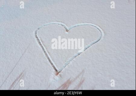 Herz im Schnee. Hintergrund für Valentinstag.Liebhaber Hintergrund Stockfoto