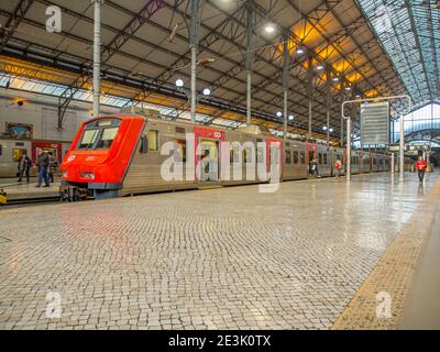 Lissabon, Portugal - Jan 2018: Innenansicht des Rossio-Bahnhofs, Rossio-Bahnhof, erbaut 1887. Ein Bahnhof aus dem 19. Jahrhundert in Ne Stockfoto