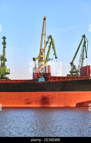 Seite eines Bulk-Carrier an einem sonnigen Tag. Stockfoto