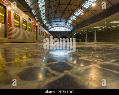 Lissabon, Portugal - Jan 2018: Innenansicht des Rossio-Bahnhofs, Rossio-Bahnhof, erbaut 1887. Ein Bahnhof aus dem 19. Jahrhundert in Ne Stockfoto