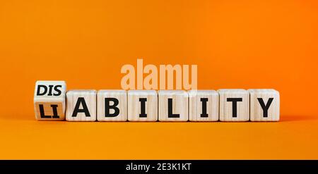 Haftungs- oder Behindertensymbol. Drehte Würfel und änderte das Wort "Haftung" zu "Disability". Schöner orangefarbener Hintergrund. Geschäft, Haftung oder DIS Stockfoto