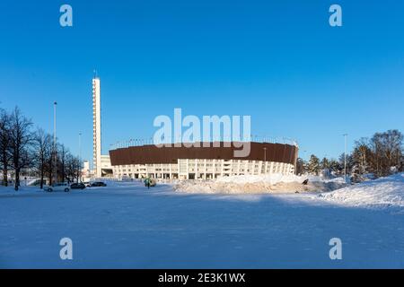 Das Helsinki Olympic Stadium, das Zentrum der Olympischen Sommerspiele 1952, in der Nachmittagssonne im Winter im Stadtteil Taka-Töölöö in Helsinki, Finnland Stockfoto
