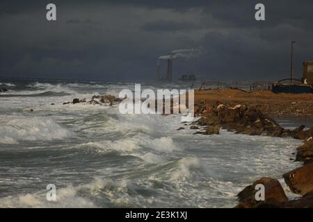Gaza-Stadt, Der Gazastreifen, Palästina. Januar 2021. Gaza City Strand. Kredit: Hassan Jedi/Quds Net Nachrichten/ZUMA Wire/Alamy Live Nachrichten Stockfoto