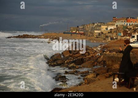 Gaza-Stadt, Der Gazastreifen, Palästina. Januar 2021. Gaza City Strand. Kredit: Hassan Jedi/Quds Net Nachrichten/ZUMA Wire/Alamy Live Nachrichten Stockfoto