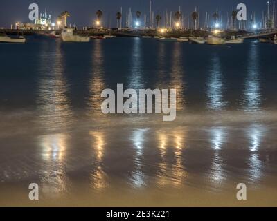 Cascais, Portugal - Januar 2019: Viele Fischerboote auf dem Wasser während der Nacht in der Marina in Cascais, Portugal Stockfoto