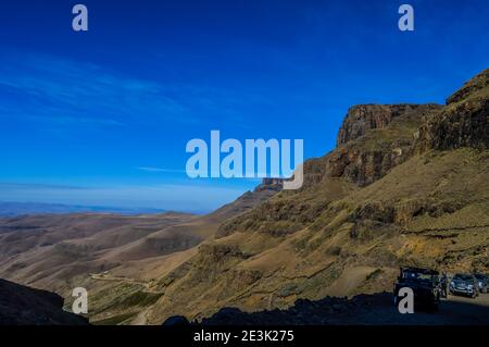 Grün in der Sani Pass unter blauem Himmel in der Nähe von Lesotho Südafrika Grenze in der Nähe von Kzn und Midlands meander Stockfoto