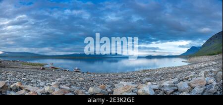 Toller Blick auf den ruhigen Spiegelsee Akkajaure im Big Lake Nationalpark in Lappland, Nordschweden. Idyllische und malerische Abendszene. Stockfoto