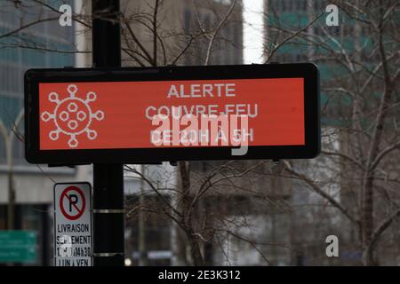 Montreal, Quebec, Kanada, Januar 16 2021.Zeichen, die eine nächtliche Ausgangssperre in Kraft Montreal, Quebec, Kanada.Kredit:Mario Beauregard/Alamy News Stockfoto