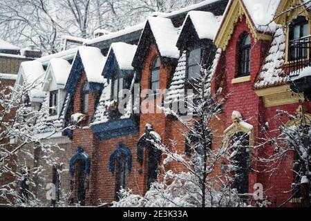 Montreal, Quebec, Kanada, Januar 17,2021.Bunte Architektur im Winter während Schneesturm in Montreal, Quebec, Kanada.Kredit:Mario Beauregard / Alamy Nachrichten Stockfoto