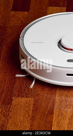 Smart Roboter Staubsauger Xiaomi roborock s5 max auf Holzboden. Roboter-Staubsauger führt automatische Reinigung der Wohnung. 04.12.2020, Rostow Stockfoto