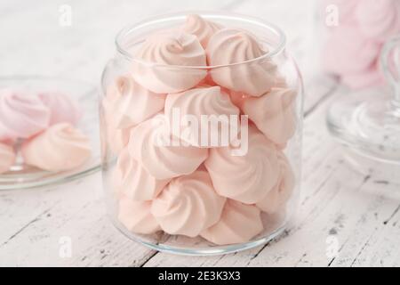 Hausgemachte Marshmallows in einem Glas Gläser. Hausgemachte gesunde Süßigkeiten, leckeres Dessert. Stockfoto