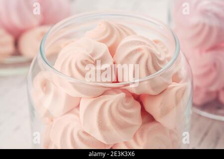Hausgemachte milde Marshmallows in einem Glas Gläser. Hausgemachte gesunde Süßigkeiten, leckeres Dessert. Stockfoto