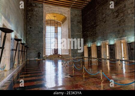 ANKARA, TÜRKEI - 14. DEZEMBER 2020: Elemente der architektonischen Dekorationen der Hall of Honor in Anitkabir, Textur oder dekoratives Element der orientalischen Pat Stockfoto