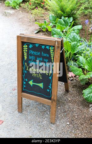 Ein Schild für den berühmten Laburnum Arch, Bodnant Gardens, Tal-y-Cafn, Conwy, Wales, UK Stockfoto