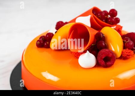 Geburtstagskuchen mit Orange, Mango und Himbeer-Früchten Stockfoto