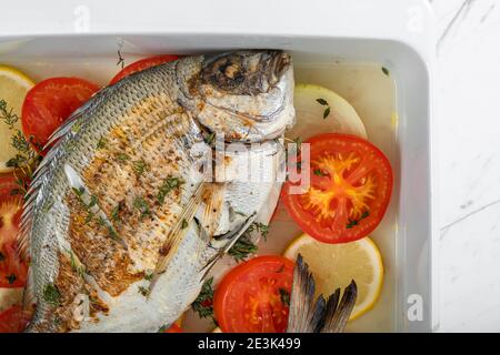 Gebackene Seebrasse Mit Tomaten Und Thymian Stockfoto