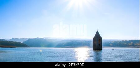 Historische Kirche des Sauer Sumpfes. Panoramablick auf den Sau Stausee. Landschaft des Sauer Sumpfes an einem sonnigen Tag. Tourismus in Osona, Barcelona, Katalonien, Stockfoto