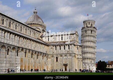 Detailansicht vom Schiefen Turm von Pisa und Kathedrale mit Touristen Stockfoto