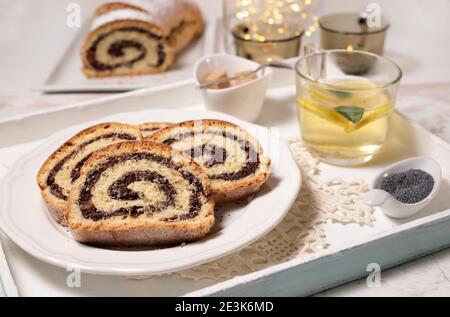 Mohnstrudel - Mohnstrudel. Deutsche Küche. Hausgemachtes Backen. Draufsicht. Stockfoto