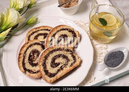 Mohnstrudel - Mohnstrudel. Deutsche Küche. Hausgemachtes Backen. Draufsicht. Stockfoto