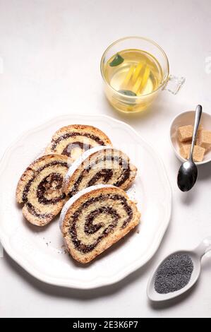 Mohnstrudel - Mohnstrudel. Deutsche Küche. Hausgemachtes Backen. Draufsicht. Stockfoto