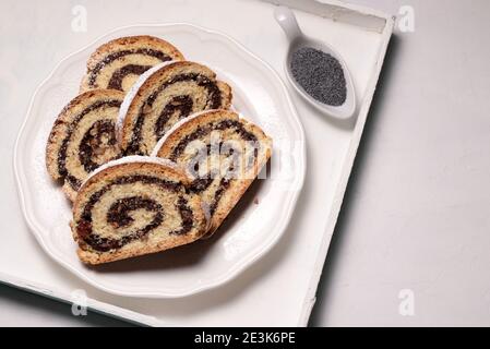 Mohnstrudel - Mohnstrudel. Deutsche Küche. Hausgemachtes Backen. Draufsicht. Stockfoto